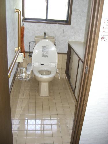 着工前のトイレの状況です。タイルが冷たそうですね・・。