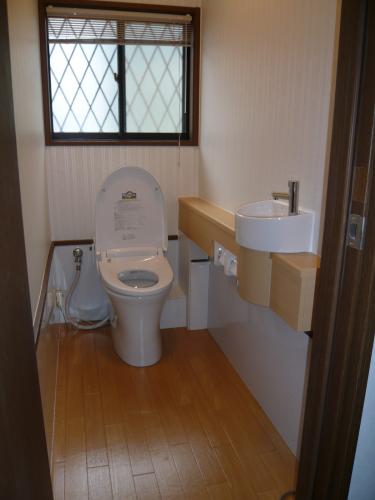 タンクレスタイプのＴＯＴO便器です。　手洗いカウンター付