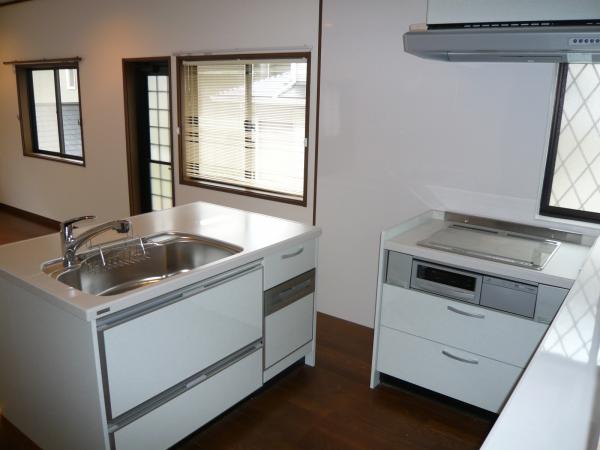 アイランドキッチンを逆方向から見ました。　食洗機も付いてます