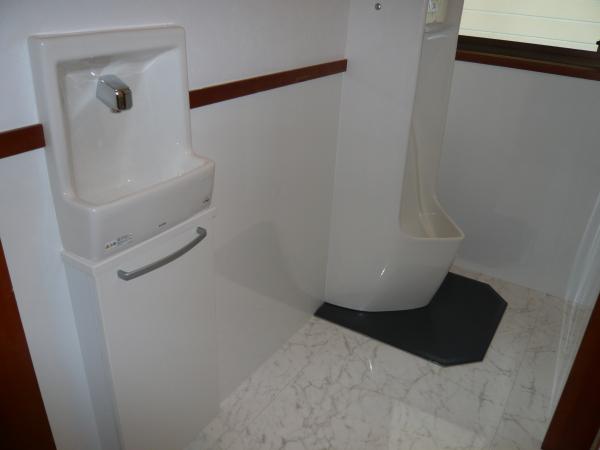 自動の手洗い器。小便器も自動式です。