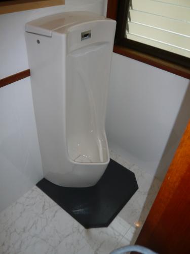 小便器の床は　ハイドロフロアーでお掃除簡単