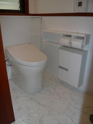 ペーパーホルダーや小物入れも充実です