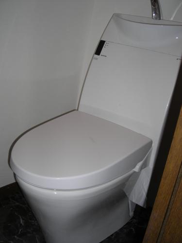 写真でわかる通り大型便座です。