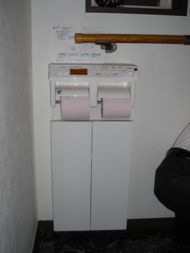 埋込式収納棚とダブル紙巻器。インテリアリモコンタイプです。