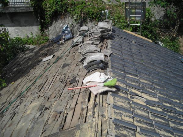 施工中　下地防水材がぼろぼろでなくなってます。