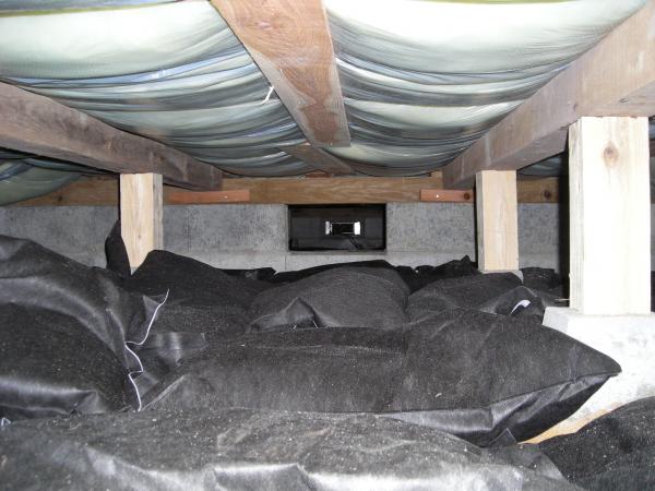 床下に炭を敷きました