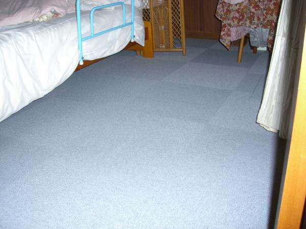 淡いグレーのタイルカーペットを敷き詰めました。