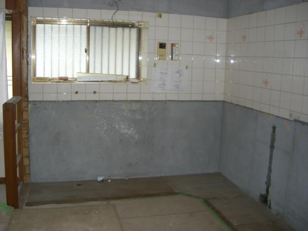 キッチンを撤去したところです。この後、タイルの補修をして、キッチンを納めます。