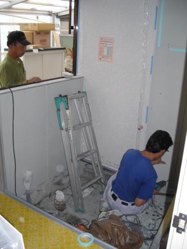 壁パネル施工中