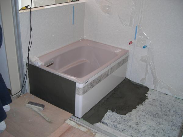 浴槽据付、土間タイルの準備中