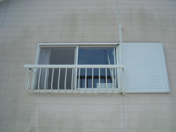 ２Ｆの腰窓に手摺を付けました。