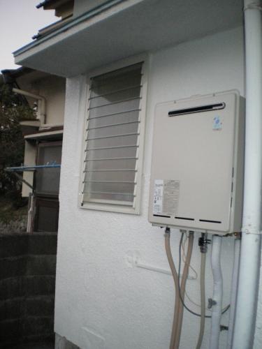 壁掛け式オート給湯器に交換