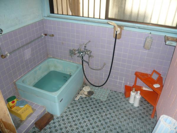 寒そうな・・お風呂ですね・・。　