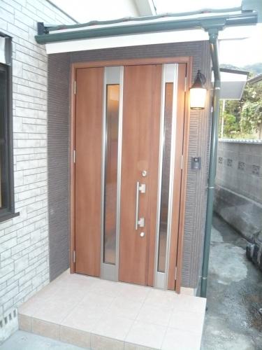 玄関も背の高い重厚感のあるアルミサッシです