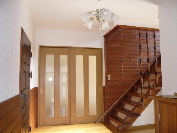 玄関ホール部分です。階段や壁板などは塗装を施し、きれいにしました