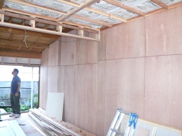 耐力壁には筋かを入れ　その上に構造用合板をビス止めして壁倍率５を作りました。