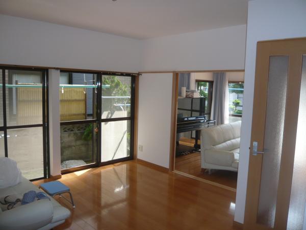 キッチンの逆方向です。奥にリビングルームが見えます