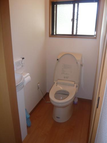 トイレはシャワー式便器に　手洗いカウンターを付けました