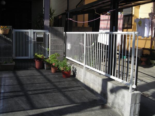 こちら側は高さ１ｍのフェンスを設置。