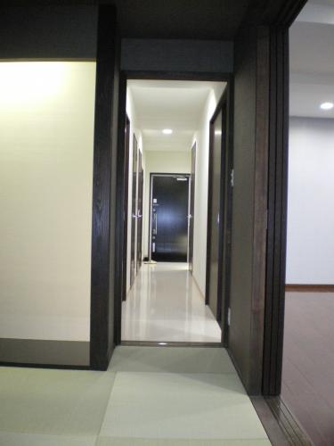 間接照明を多用して　ホワイト＆ブラックを基調に配色しています