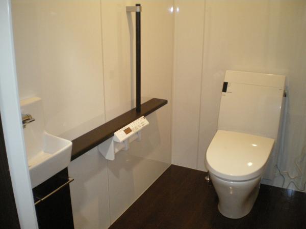 トイレの内部の壁はお掃除簡単な　化粧板を張っています