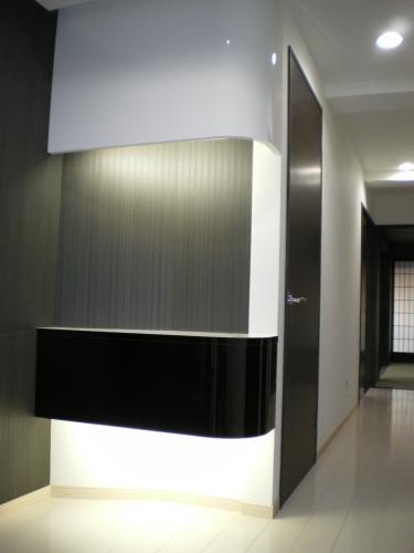 玄関ホールの飾り棚・・デコラ化粧板で角を丸めました