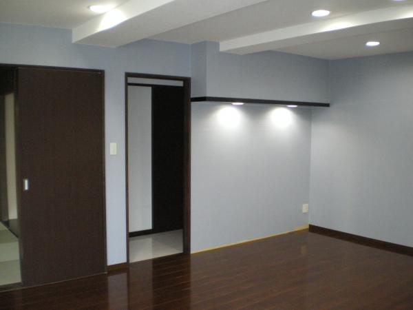 間接照明のライトの下はＴＶの設置予定です