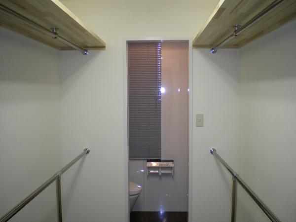 収納いっぱいのクローゼットです。その奥には寝室用のトイレがあります