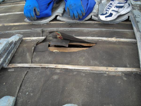 ルーフィングの破れ箇所。