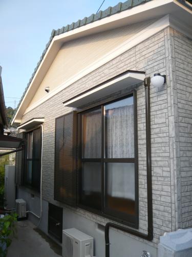 庇　と　雨戸は必需品ですね　長崎の台風対策です