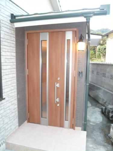 玄関サッシ　とアプローチを交換　防犯性にも優れています