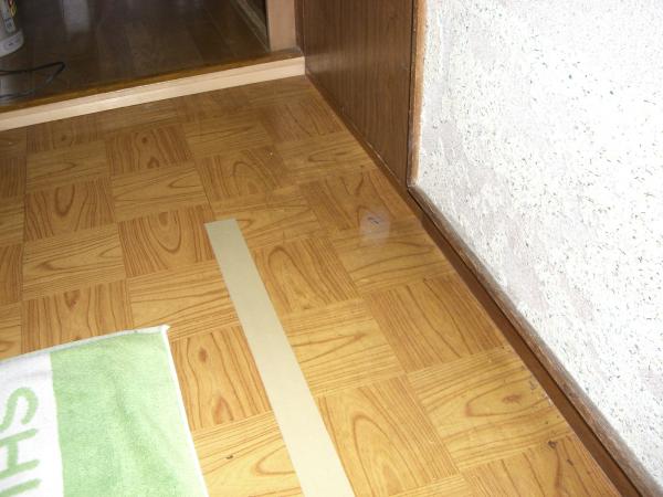 床がきしみの激しいところはガムテープで応急処置がしてありました