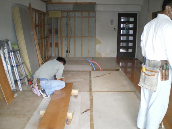 フローリング貼り