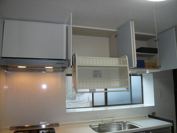 手動式のつり戸棚です。結構便利ですね