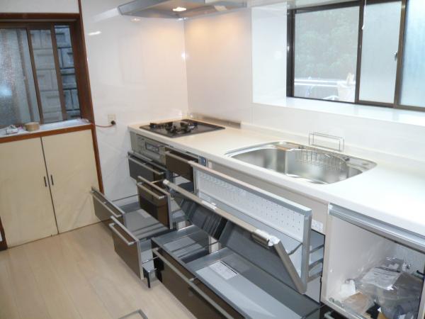 引きだし式の収納でたっぷり入ります。最近の定番です