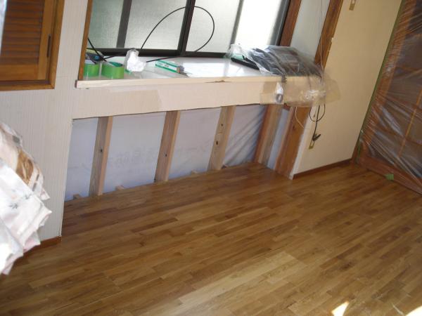 リビングとキッチンのフローリング貼りかえ