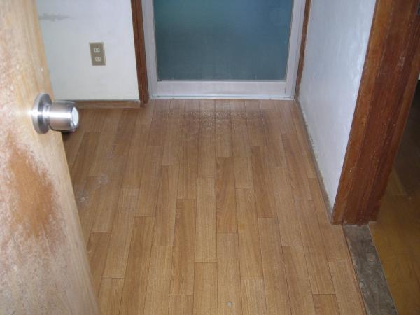 キシミのある洗面所の床