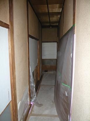 廊下はこんな感じで暗かったですし、塗り壁だったので手入れが大変でした