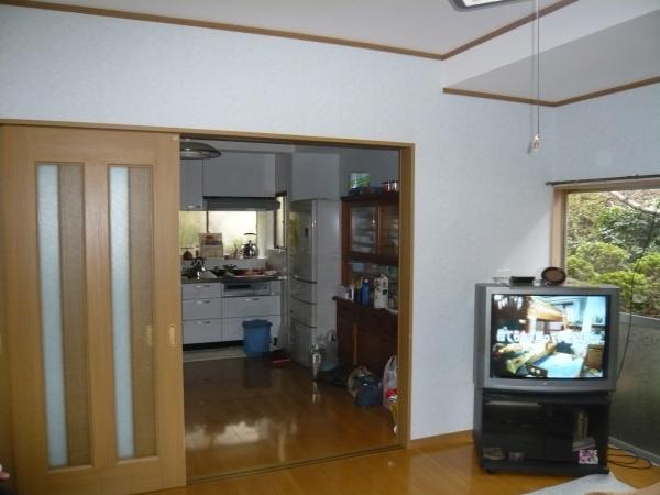 間仕切りにはガラス戸を入れました