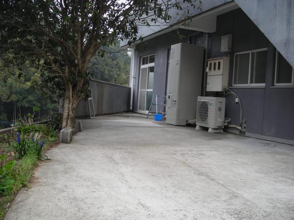 受水槽を撤去して駐車スペースに。