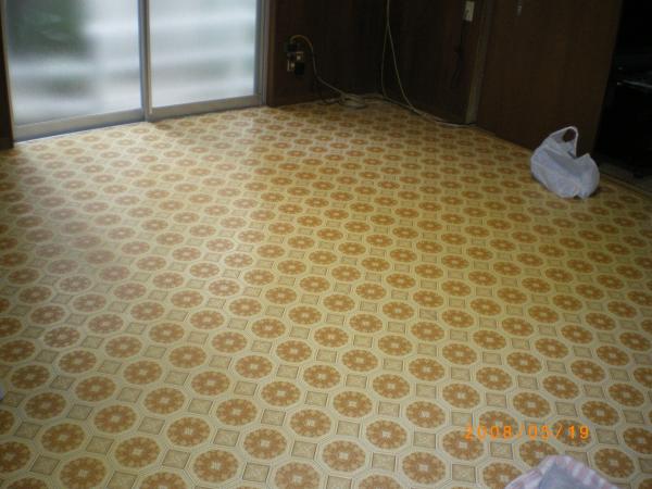 洋間の床はクッションフロアーでした。ぶかぶかです。