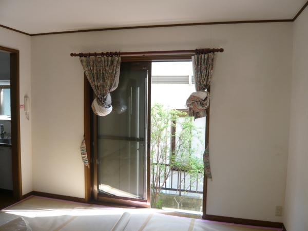 リビングの背中側なんですがこの掃きだし窓もリフォームマジックにかけてみました