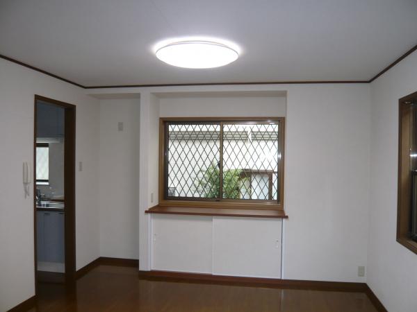 冷蔵庫置くスペースと　出窓形式にリフォームして出窓下は収納にしました。