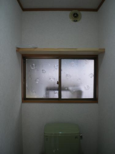 窓上には物置棚を付けました。