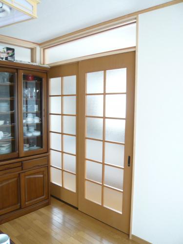 この扉の奥が増築した部屋ですが真ん中の部屋にも明るさが届くように欄間など造り採光を重視しました