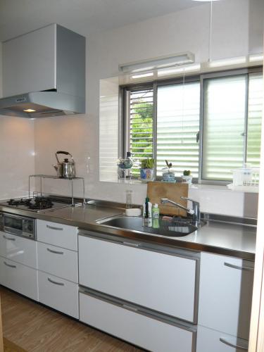 キッチンの正面の出窓部分です。西陽がきついです。