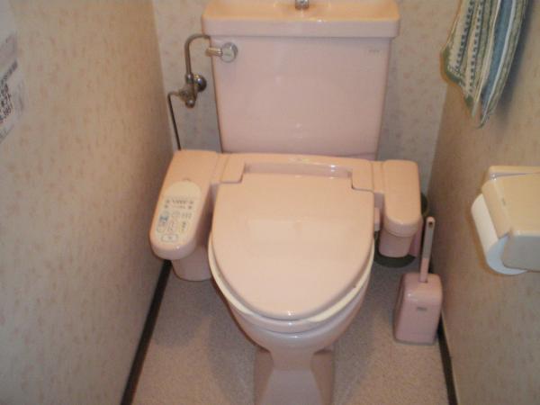 便座の根元が折れてグラグラでしたが・・・