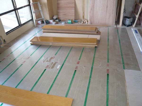 ガス式温水床暖房を利用しています（電気容量のため電気式は不可でした）