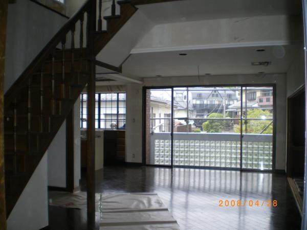 玄関を開けたらリビングが。開放的ですが・・・。