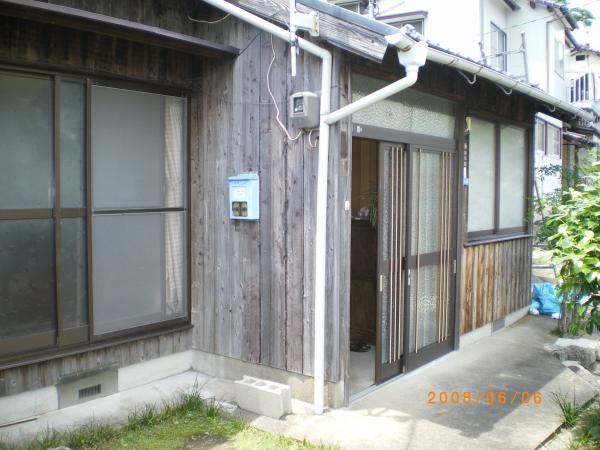 日当たりの良い部分が傷んでます。